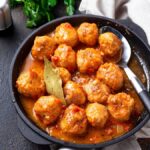 Adora, grand-mère cuisinière, révèle le secret de ses boulettes de viande : « J'ajoute du pain de mie à la pâte et la sauce a des amandes, du curcuma et un peu de vin blanc »