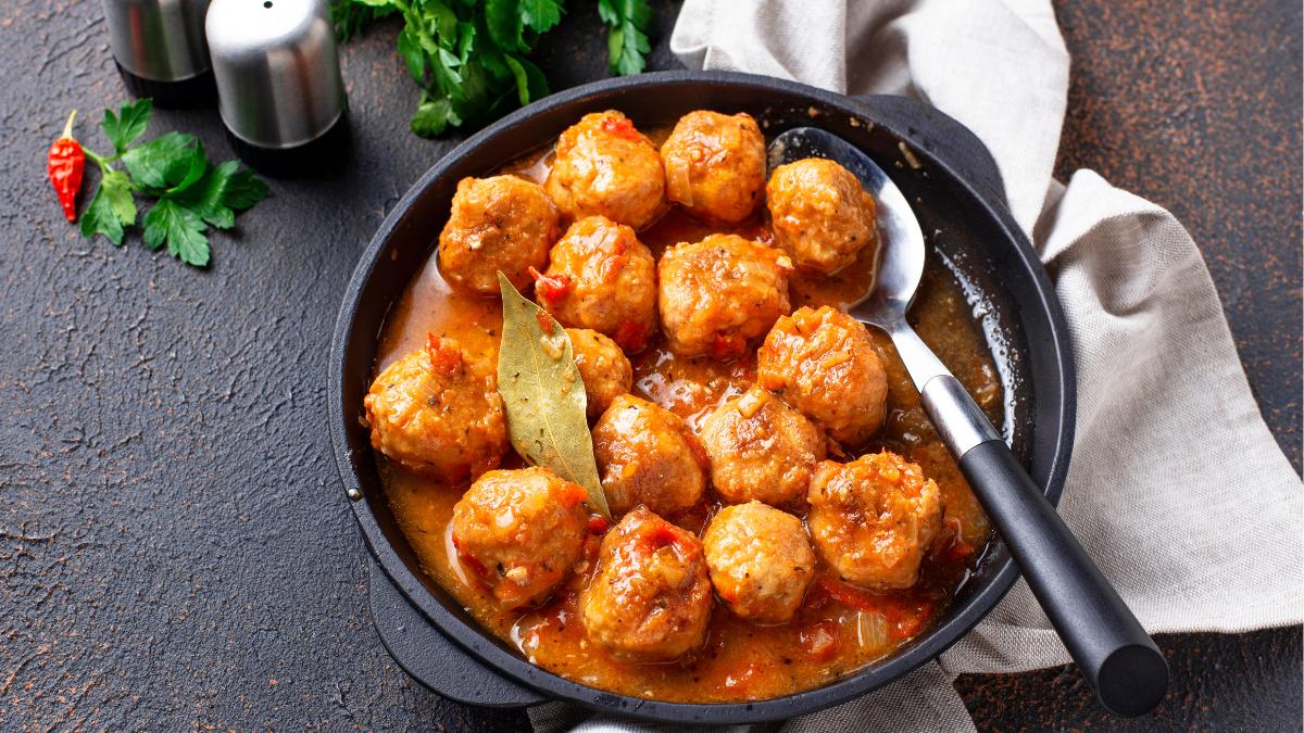 Adora, grand-mère cuisinière, révèle le secret de ses boulettes de viande : « J'ajoute du pain de mie à la pâte et la sauce a des amandes, du curcuma et un peu de vin blanc »