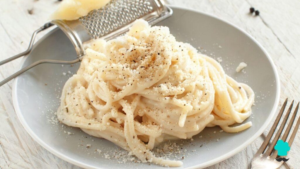 La recette des pâtes cacio e pepe les plus crémeuses est composée de seulement 3 ingrédients et ne contient pas de crème