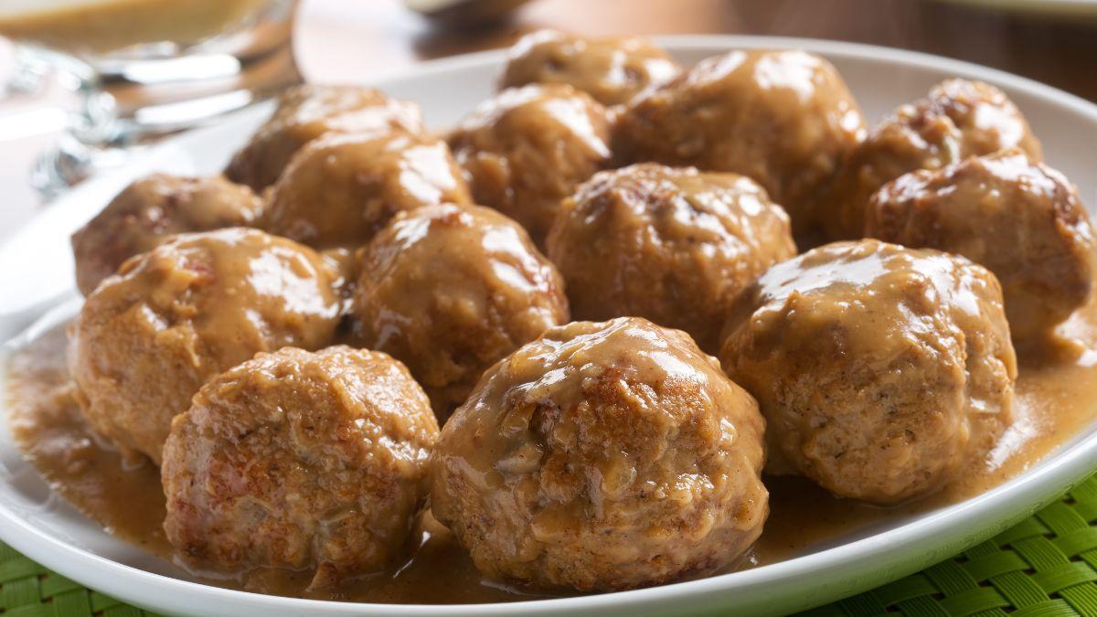 Les boulettes de viande seront beaucoup plus juteuses si vous arrêtez d'utiliser de la chapelure : l'astuce des grands-mères que les chefs récupèrent