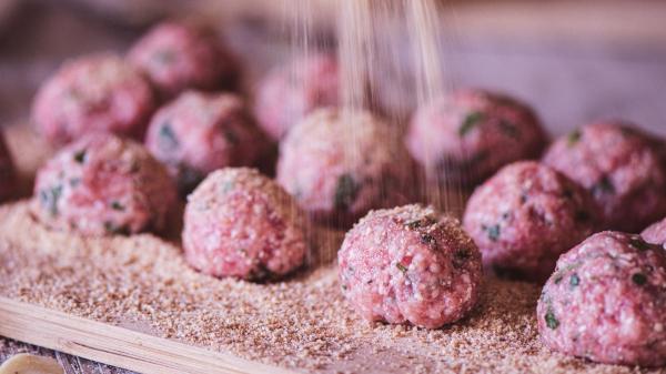 Les boulettes de viande seront beaucoup plus juteuses si vous arrêtez d'utiliser de la chapelure : l'astuce des grands-mères que les chefs récupèrent - Autres astuces d'anciennes recettes pour obtenir une viande plus tendre