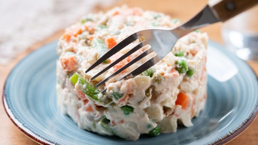 Les chefs basques sont d'accord : « L'erreur la plus courante lorsqu'on prépare une salade russe est de laisser une partie de l'huile de thon dans le mélange et de ne pas faire de mayonnaise maison. »