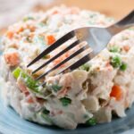 Les chefs basques sont d'accord : « L'erreur la plus courante lorsqu'on prépare une salade russe est de laisser une partie de l'huile de thon dans le mélange et de ne pas faire de mayonnaise maison. »