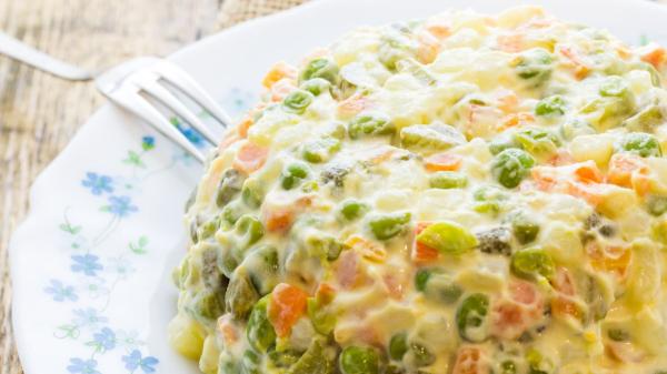 Les chefs basques sont d'accord : « L'erreur la plus courante lorsqu'on prépare une salade russe est de laisser une partie de l'huile de thon dans le mélange et de ne pas faire de mayonnaise maison » - Préparation de la salade russe étape par étape