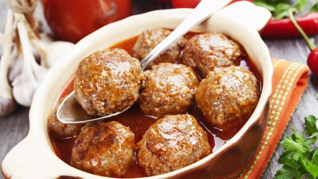 Les chefs sont d'accord : « Pour faire des boulettes de viande juteuses, mélangez du pain brioché avec du lait et ajoutez du chocolat à la sauce. »