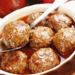 Les chefs sont d'accord : « Pour faire des boulettes de viande juteuses, mélangez du pain brioché avec du lait et ajoutez du chocolat à la sauce. »