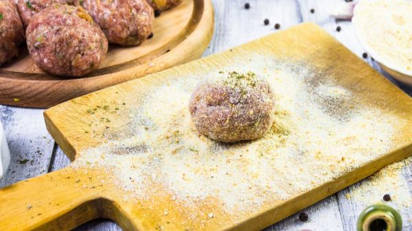 Les chefs sont d'accord : « Pour faire des boulettes juteuses, mélangez du pain brioché avec du lait et ajoutez du chocolat à la sauce » - L'ingrédient qui assèche vraiment vos boulettes