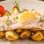Les chefs sont d'accord : « Pour rendre le poisson cuit au four juteux, faites cuire d'abord les pommes de terre et ajoutez le poisson en dernier »
