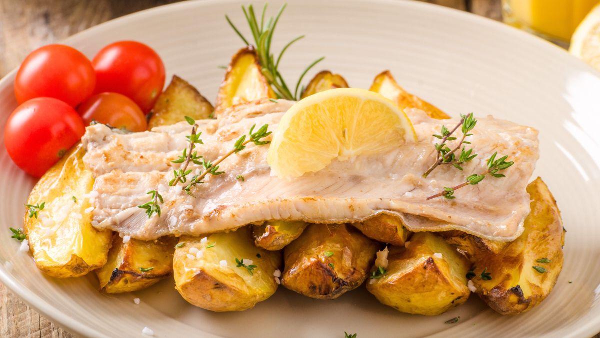 Les chefs sont d'accord : « Pour rendre le poisson cuit au four juteux, faites cuire d'abord les pommes de terre et ajoutez le poisson en dernier »