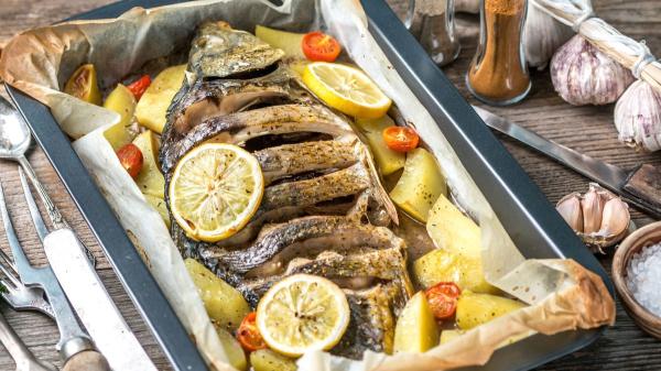 Les chefs sont d'accord : « Pour rendre le poisson au four juteux, faites cuire d'abord les pommes de terre et ajoutez le poisson en dernier » - L'astuce des chefs pour rendre le poisson au four juteux