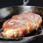 Les chefs sont d’accord : « Pour faire un steak grillé doré et juteux, ne versez pas d’huile dans la poêle, étalez-la directement sur la viande. »