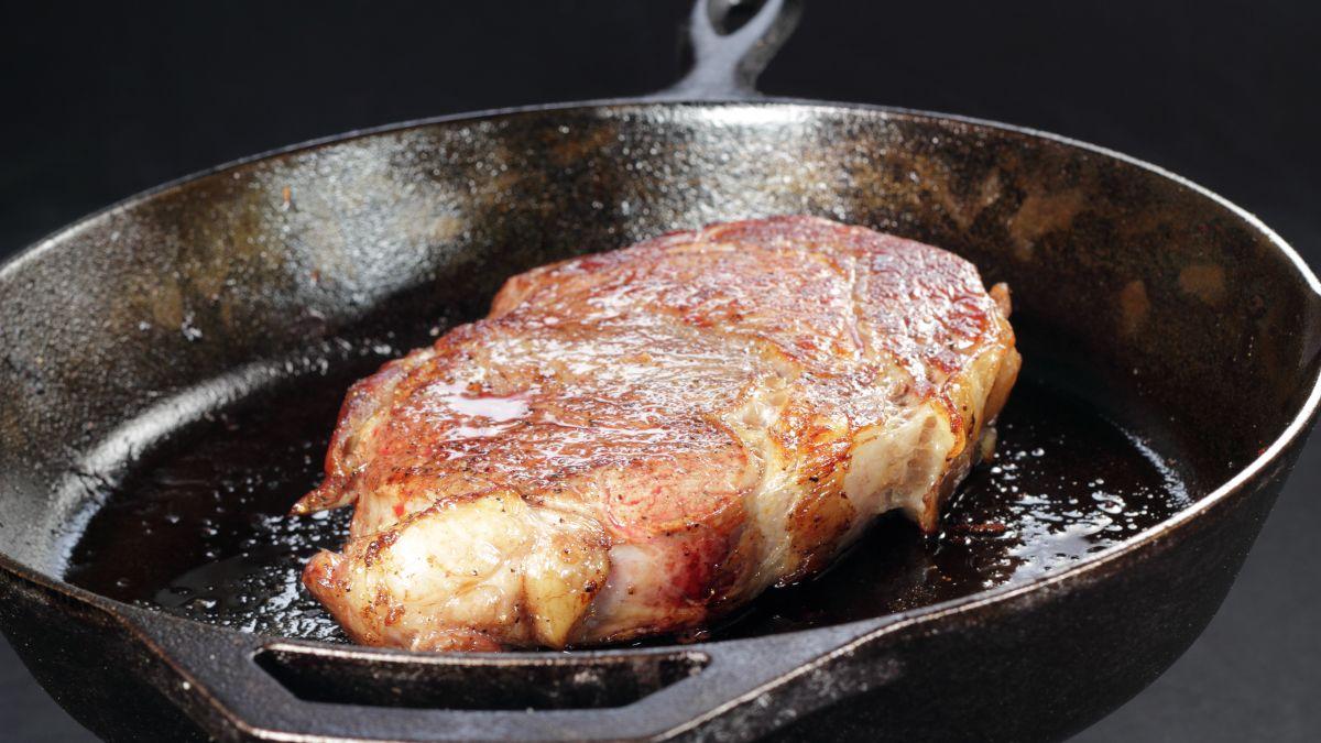 Les chefs sont d’accord : « Pour faire un steak grillé doré et juteux, ne versez pas d’huile dans la poêle, étalez-la directement sur la viande. »