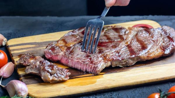 Les chefs sont d'accord : « Pour faire un steak grillé doré et juteux, ne mettez pas d'huile dans la poêle, étalez-la directement sur la viande » - Doré à l'extérieur oui, mais sans oublier la sécurité alimentaire