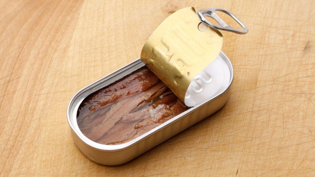 Les experts en alimentation préviennent : « Conserver les anchois en conserve dans le garde-manger est une erreur, leur place est au réfrigérateur. »