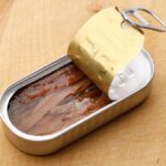 Les experts en alimentation préviennent : « Conserver les anchois en conserve dans le garde-manger est une erreur, leur place est au réfrigérateur. »