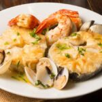 Les grands-mères galiciennes sont d’accord : « Pour rendre la cocotte de merlu savoureuse, ajoutez une poignée de palourdes et 100 ml de vin blanc. »