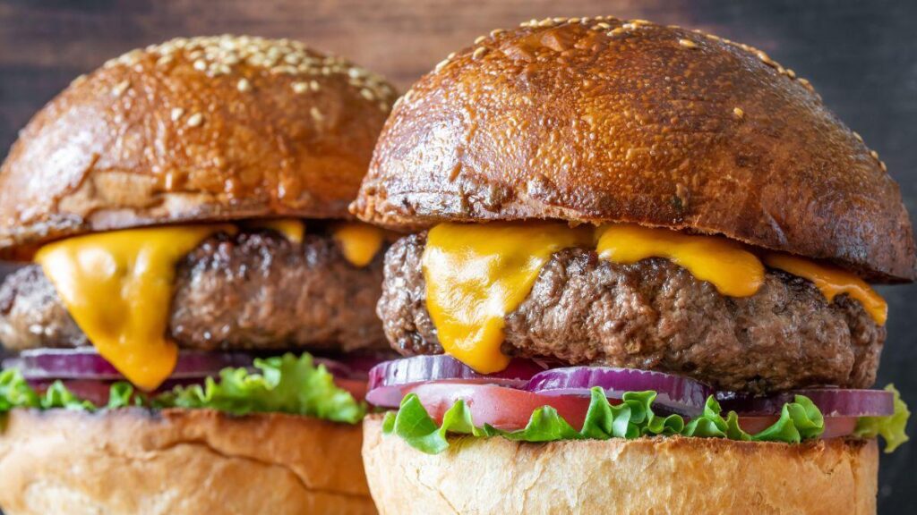 Ni beurre ni lait : l'ingrédient crémeux que les cuisiniers ajoutent à la viande hachée pour faire des burgers plus juteux