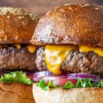 Ni beurre ni lait : l'ingrédient crémeux que les cuisiniers ajoutent à la viande hachée pour faire des burgers plus juteux