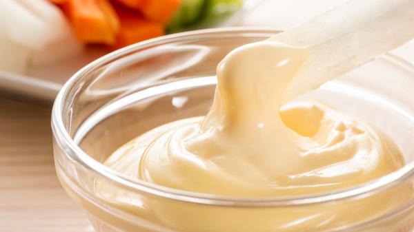 Ni beurre ni lait : l'ingrédient crémeux que les cuisiniers ajoutent au bœuf haché pour faire des hamburgers plus juteux - Pourquoi ajouter de la mayonnaise à la viande peut la rendre plus juteuse