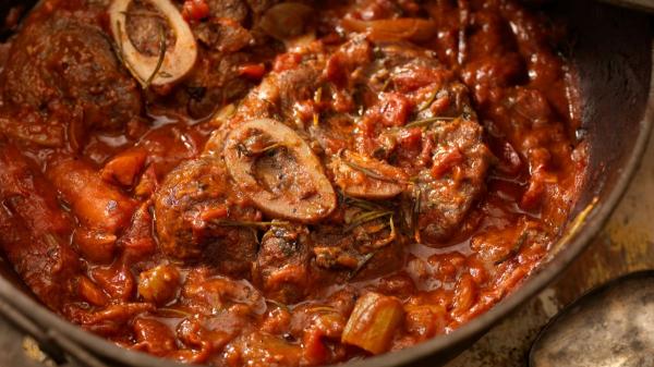 Pablo Suárez, cuisinier : « La meilleure façon de faire un osso buco, c'est avec 1 carotte, 1 poireau, 1 oignon, 1 verre de vin rouge et deux heures à feu doux » - L'astuce pour rendre l'osso buco tendre est de bien le dorer et de le cuire lentement