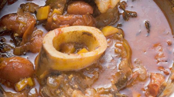 Pablo Suárez, cuisinier : « La meilleure façon de faire un osso buco est avec 1 carotte, 1 poireau, 1 oignon, 1 verre de vin rouge et deux heures à feu doux » - La dernière étape pour obtenir une sauce plus concentrée
