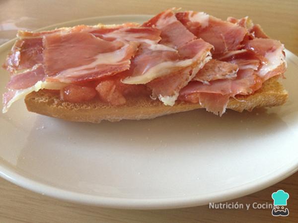 Recette de Pain à la tomate et au jambon serrano