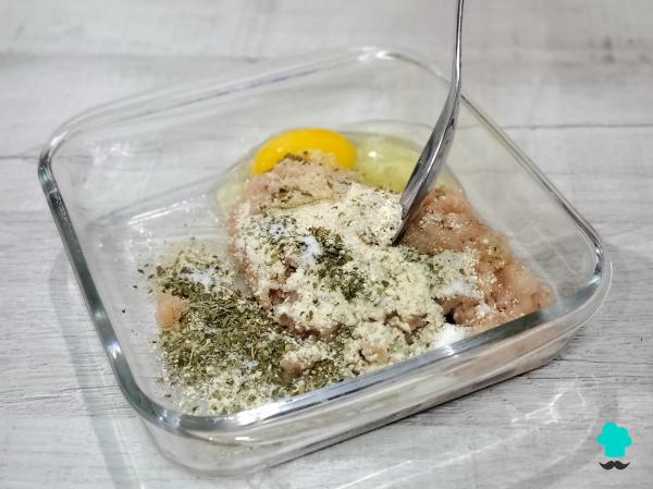 Recette de boulettes de poulet à la sauce espagnole : juteuses, tendres et parfaites pour tremper du pain - Étape 1