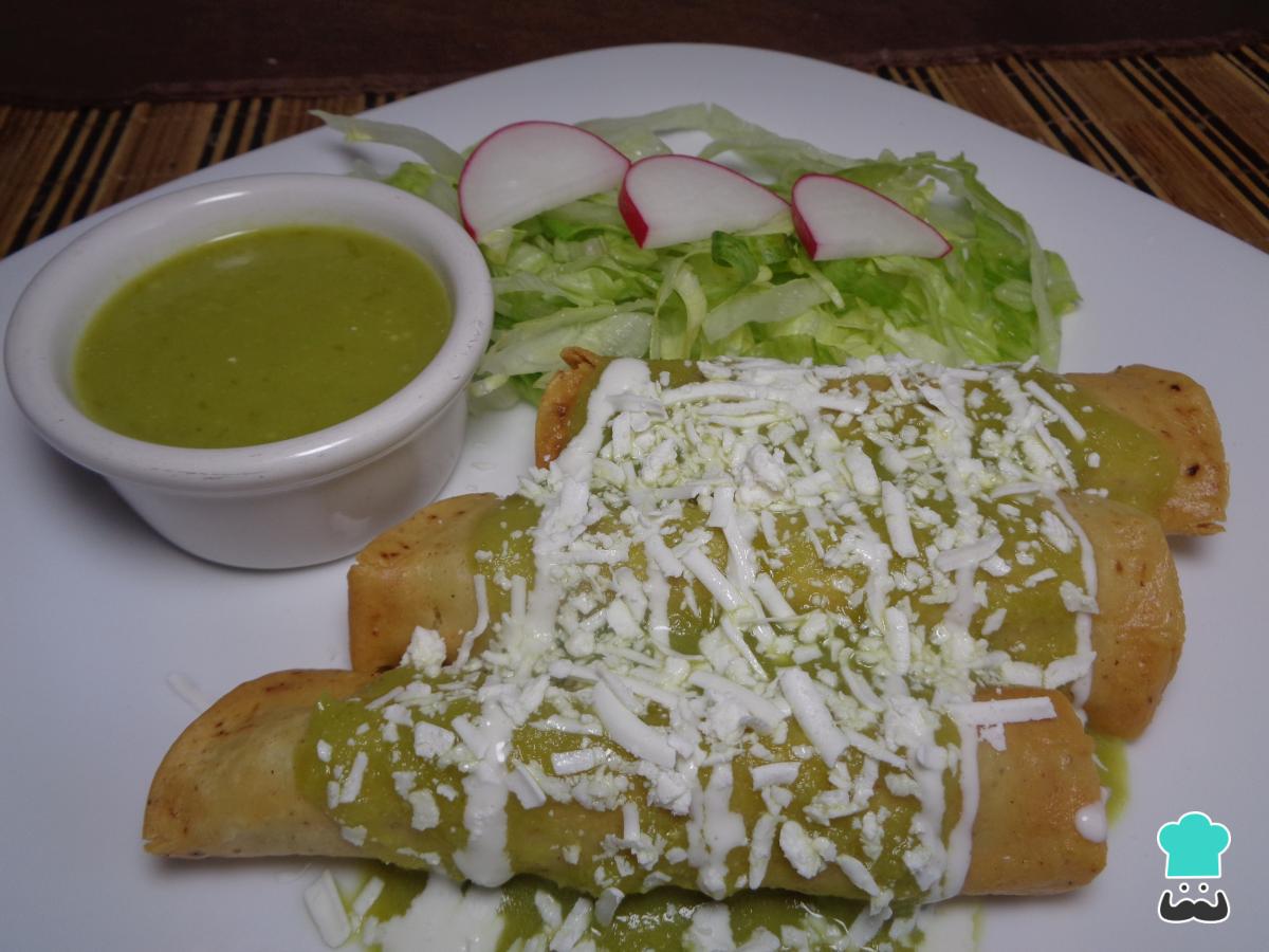Recette de tacos aux pommes de terre dorées et à la sauce tomate
