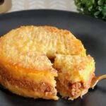 Recette de tarte à la viande et aux pommes de terre de grand-mère : facile, savoureuse et avec une irrésistible couche de fromage